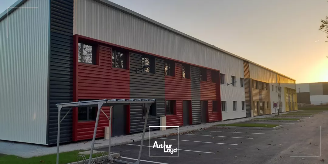 Pau, secteur Total, proche A64, à vendre locaux d'activités neufs avec parties bureaux divisibles à partir de 160 m² - Parking
