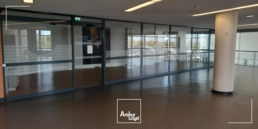 Aéroport de Pau Pyrénées, au sein de l'aérogare, 1er étage, à louer local d'environ 79 m² en excellent état, parking à disposition