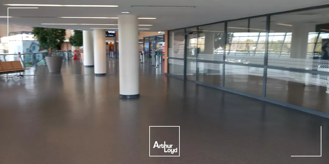Aéroport de Pau Pyrénées, au sein de l'aérogare, 1er étage, à louer local d'environ 79 m² en excellent état, parking à disposition