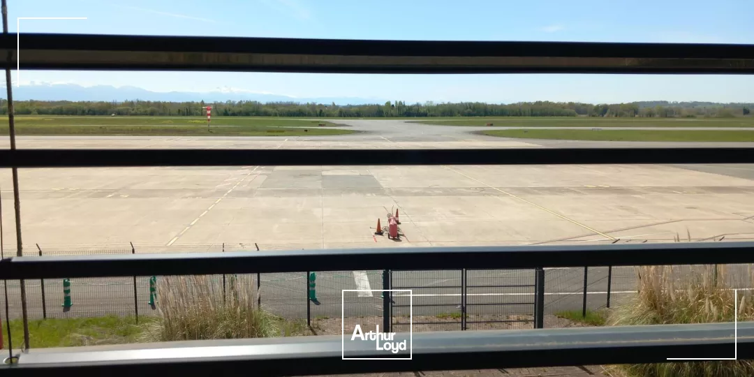 Aéroport Pau Pyrénées, à louer plusieurs bureaux avec vue sur piste, répartis sur 2 niveaux pour une surface totale de 270 m², parking