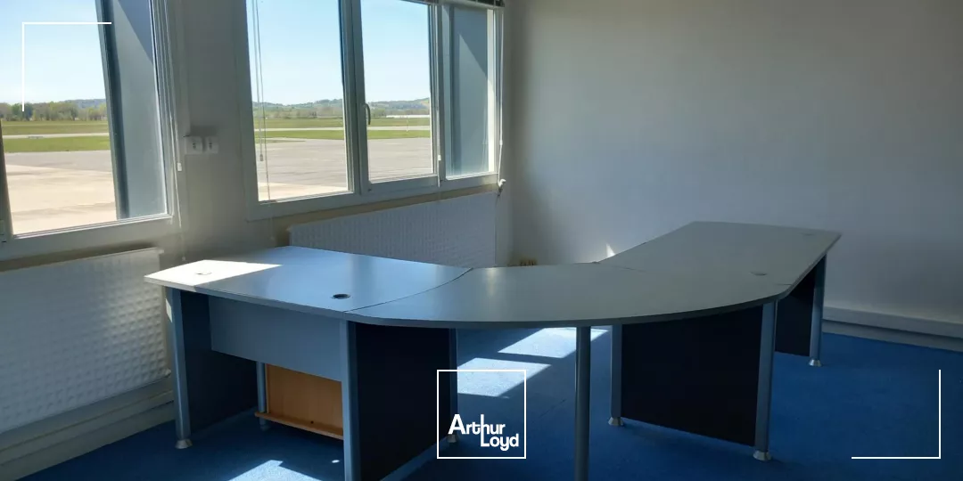 Aéroport Pau Pyrénées, à louer plusieurs bureaux avec vue sur piste, répartis sur 2 niveaux pour une surface totale de 270 m², parking