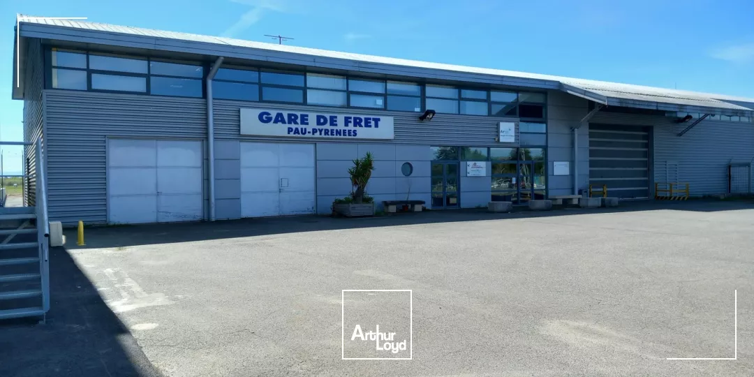 Aéroport Pau Pyrénées, à louer bâtiment d'une surface de 490 m² composés de bureaux sur 2 niveaux et de stockage. Parking 