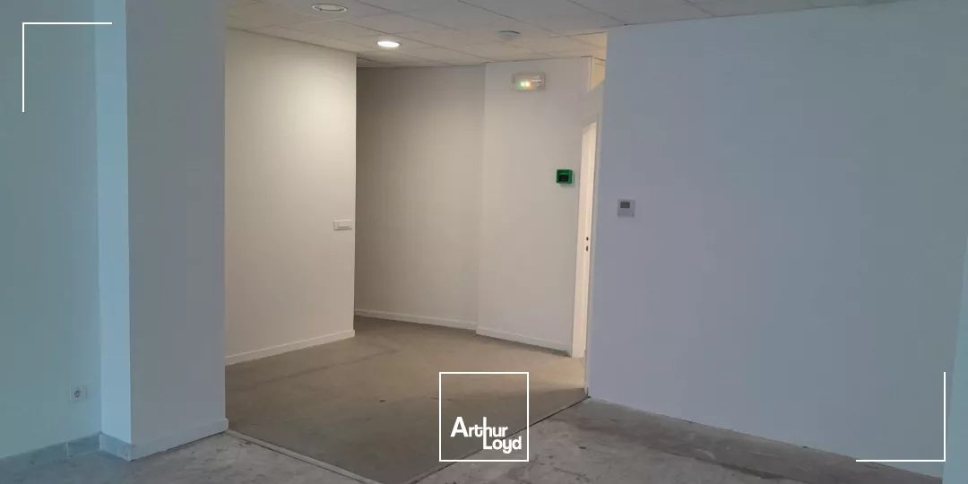A proximité des Halles de Pau, à vendre, bureaux en bon état général d'environ 200 m² sur deux niveaux, bonne visibilité