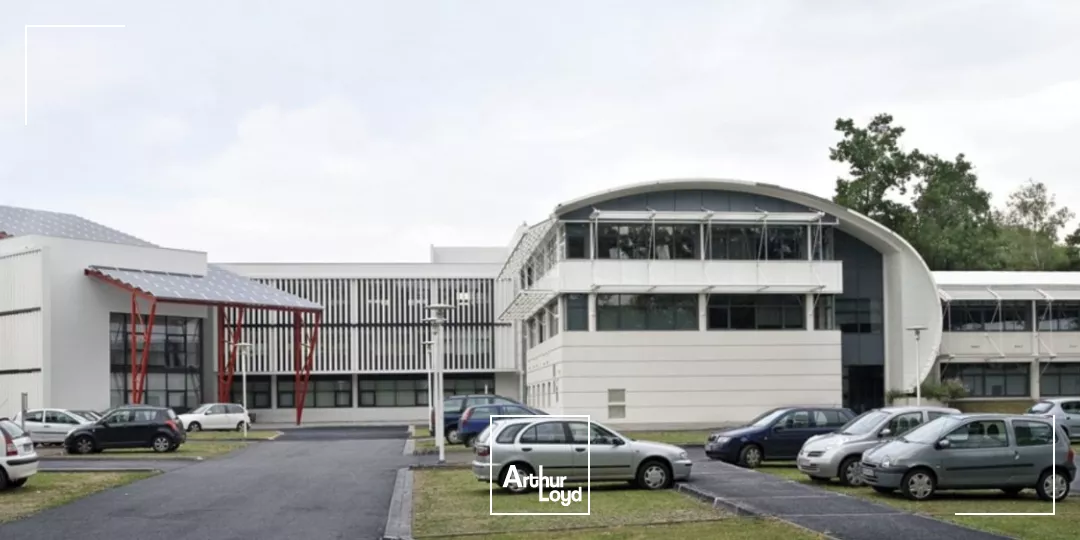 Dans la zone d'activité de Pau Cité Multimédia, dans un bâtiment récent PMR, à louer un espace de bureaux d'environ 161 m² en R+1, bénéficiant de la climatisation réversible, ...