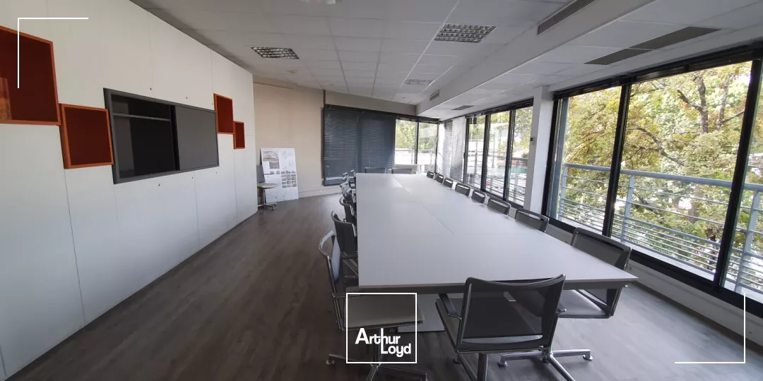 Nord-Est de Pau, dans la zone d'activité Cité Multimédia, à 5 mn de l'échangeur A10 de l'autoroute A64, 271 m² de bureaux à vendre, dans un bâtiment récent en 2èeme étage, excel...