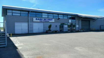 Aéroport Pau Pyrénées, à louer bâtiment d'une surface de 490 m² composés de bureaux sur 2 niveaux et de stockage. Parking - Offre immobilière - Arthur Loyd